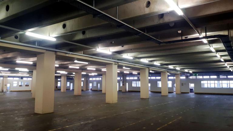 Lagerhalle Umrüstung auf LED mit Schienensystem 450cm LED-Einsatz 51W dimmbar