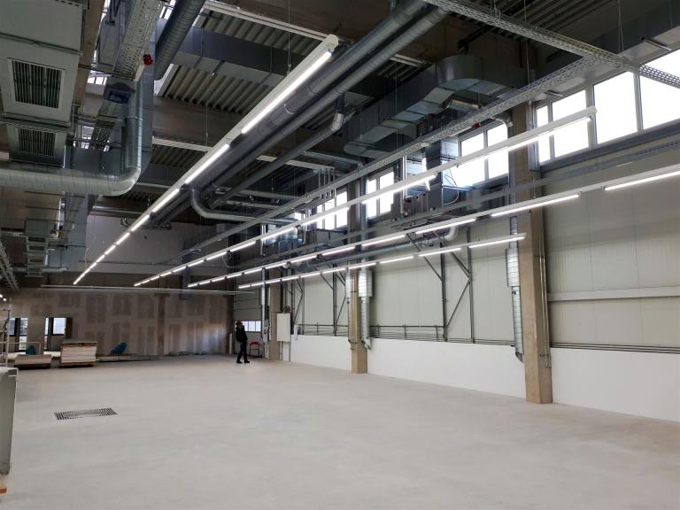 LED-Beleuchtung Produktionshalle 1200m²  Hallenbeleuchtung mit LED T8 Röhren 33W CRI90