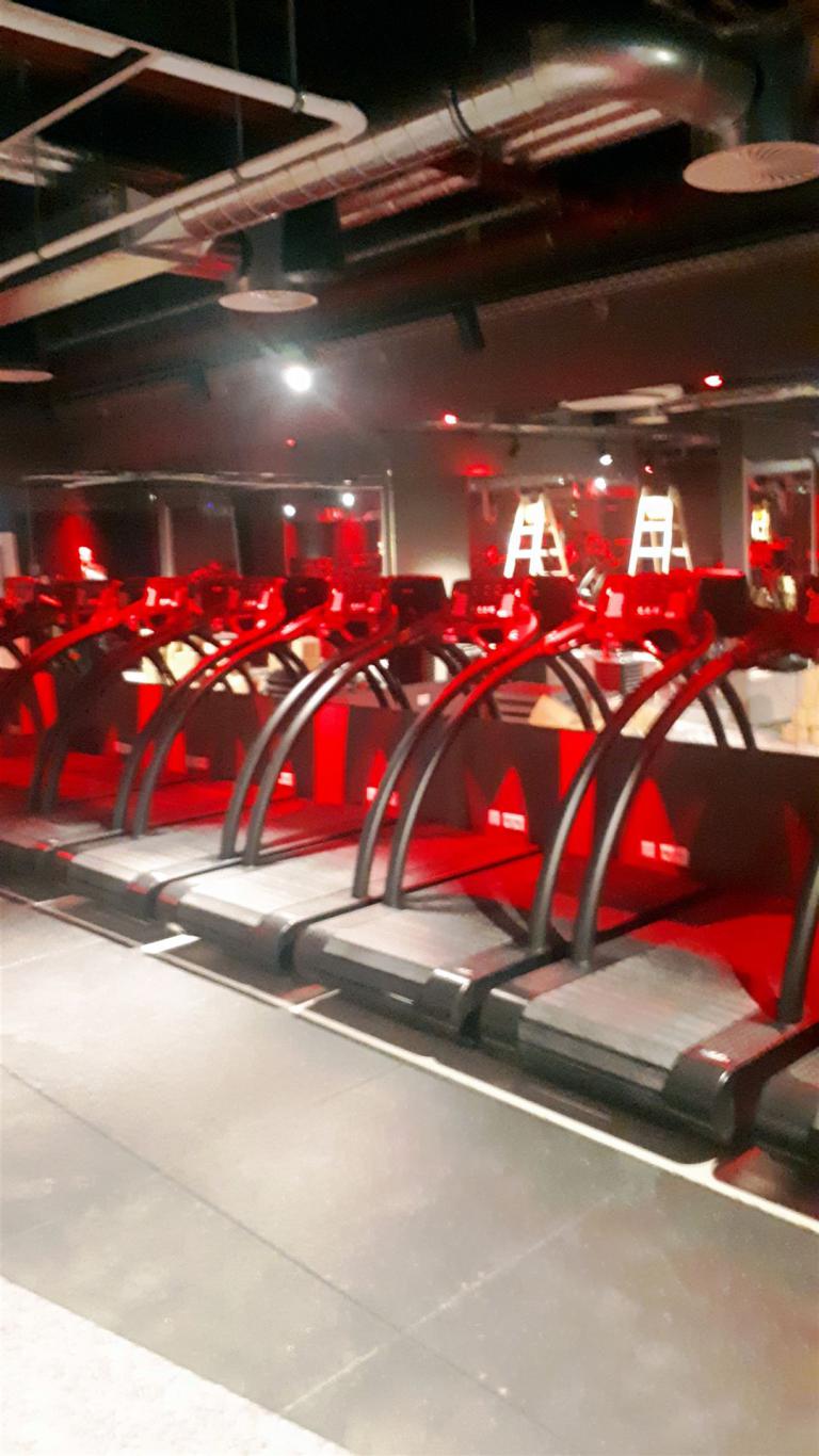 LED-Geschäftsbeleuchtung Sportstudio Schienesystem LED-Spot dimmbar